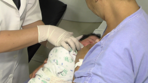 Fisioterapeuta auxilia mãe na amamentação