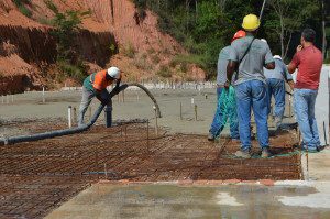A obra se encontra na fase de concretagem de lajes