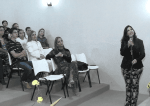 Psicóloga Eneide Caetano abordou a sincronicidade em sua palestra
