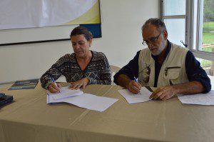 Momento da assinatura das propostas