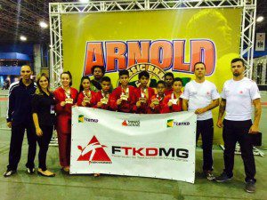 Equipe exibe as medalhas conquistadas