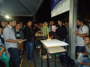 A competição de pontes de macarrão foi o destaque da noite, atraindo muitos curiosos