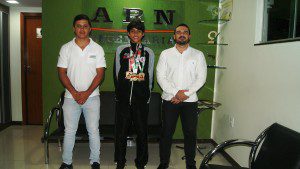 O atleta junto com representantes de uma das empresas que o patrocina 