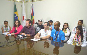 Presidente do COMEL (Conselho Municipal de Esporte e Lazer), Juleny Leite de Mattos, prefeito Marco Antônio, diretor Munir Saygli e os esportistas atendidos pelo Programa Bolsa Atleta 2015 (foto: Arquivo)