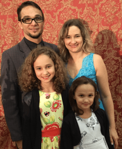 Pastor Júnior, a esposa Lucinha e as filhas Letícia e Thaís