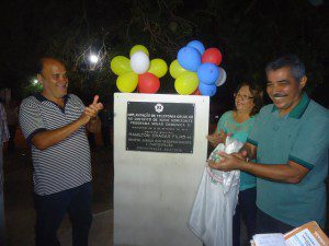 Momento do descerramento da placa de inauguração