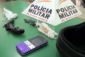 ma, drogas e celular apreendidos com os dois jovens