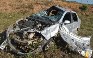 Carro teve a parte dianteira toda destruída (foto: Geraldo Fotógrafo/Ipanews)