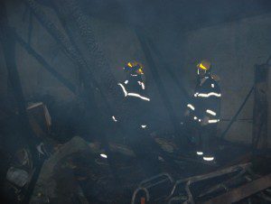 Bombeiros fazem o trabalho de rescaldo (foto: Geraldo Fotógrafo/Ipanews)