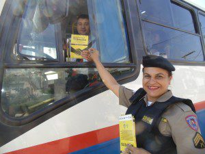 Sargento Rosângela distribui panfletos educativos