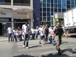 Sargento ensina os alunos da APAE a atravessar a faixa de pedestres