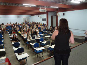 Professora da UFV Angélica Heringer ministrou palestra "Velhos Dilemas, Novas Abordagens"