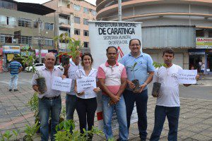Distribuição de mudas aconteceu no centro da cidade