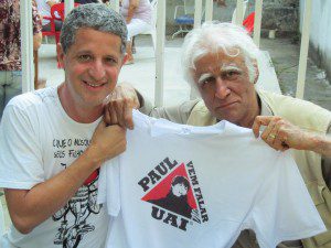 Ao lado de Ziraldo pedindo para Paul falar Uai (foto: Arquivo Pessoal)