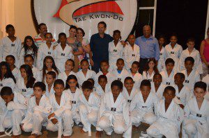 Alunos felizes com os doboks recebidos
