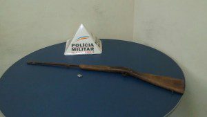 Arma e droga apreendidas pela PM