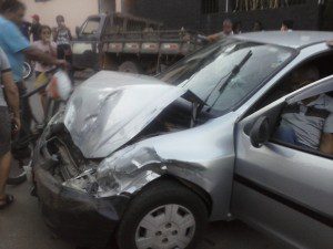 Dianteira do Celta ficou danificada