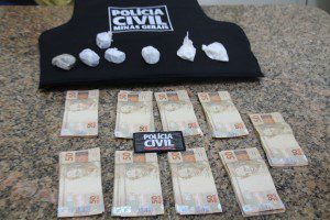 Droga e dinheiro apreendido na casa onde vive o suspeito