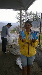 Participante feliz por receber o leite