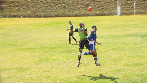 Partida foi truncada, com as equipes disputando cada lance