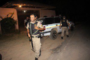 Policiais procuram pelos autores