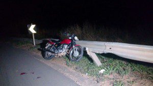 O piloto da moto veio a falecer. Uma pessoa, que viajava na garupa do veículo, fraturou a perna