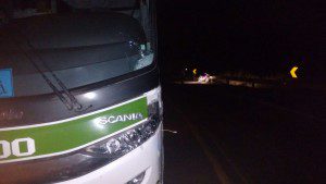 Moto colidiu contra o ônibus