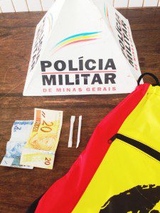 Dinheiro e cigarros de maconha encontrados com o suspeito