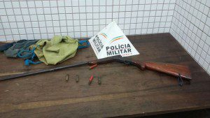 Espingarda e cartuchos apreendidos pela Patrulha Rural
