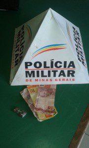 Tabletes de maconha e dinheiro encontrados na gaveta do caixa do bar