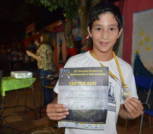 Walysson Vini Souza Ferreira recebe a medalha de ouro pela segunda vez