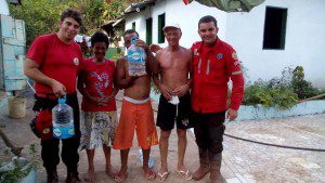 Levando ajuda a moradores