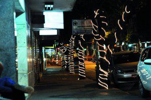 No ano passado, iluminação da Avenida Benedito Valadares foi realizada por iniciativa dos comerciantes. Este ano, não se sabe se a licitação contemplará também as ruas, ou somente prédios públicos (Foto: Arquivo Diário)