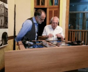 Cláudio Leitão e o jornalista Carlos Alberto Fontainha observam o ‘Púlpito Interativo’