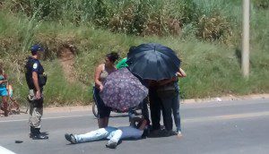 Devido ao forte sol, populares seguraram sombrinhas e colocaram sobre a vítima 