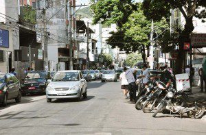 Proibição de estacionamento na Praça Getúlio Vargas (Chave do Tesouro nº 9) até a Rua Raul Soares (Gama Fotografia nº127) para fluir o trânsito com duas faixas de direção