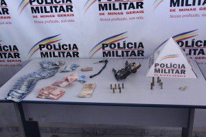 Dinheiro que estava com os assaltantes e armas usadas por eles