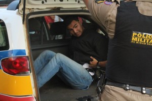 Um dos assaltantes sendo preso pela polícia