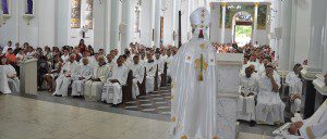 O bispo começou sua reflexão parabenizando aos padres pelo dia da instituição da eucaristia e do sacerdócio