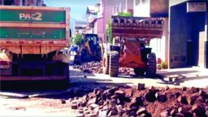 Pedras retiradas do calçamento urbano serão reaproveitadas nas estradas rurais