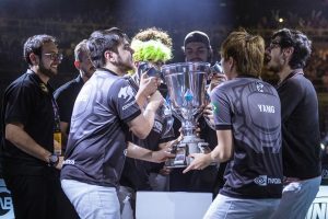 INTZ levantou a taça e garantiu uma vaga no International Wildcard (Foto: Rede Social)