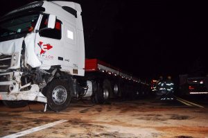 Motorista da carreta disse que não teve como evitar o acidente (foto: Edson Simões/Jornal Regional-Doctum TV)