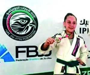Atleta exibe a medalha recebida 