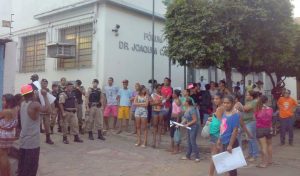 Diante do novo protesto, autor das facadas que ceifaram a vida da pequena Luana foi transferido da cadeia de Manhumirim com apoio de equipes da Polícia Militar