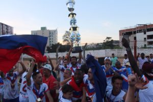 Torcida e jogadores do Gorila comemoram o título