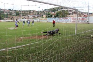 Pedro converte a penalidade para o Santa Cruz