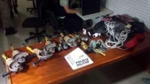 PM recupera produtos furtados e prende três suspeitos